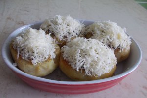 Aperitiv barcute de cartofi, umplute cu ciuperci si cascaval