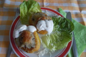 Aperitiv barcute de cartofi, umplute cu ciuperci si cascaval