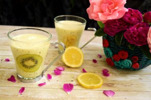 Smoothie cu iaurt, banane si kiwi