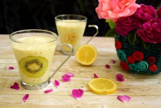 Smoothie cu iaurt, banane si kiwi