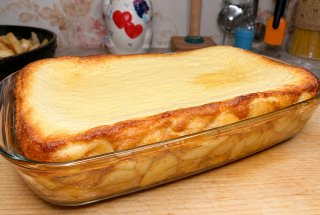 Desert prajitura cu mere caramelizate si branza de vaci