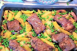 Costita de porc cu cartofi si mazare verde - la cuptor