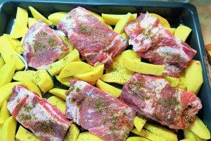 Costita de porc cu cartofi si mazare verde - la cuptor