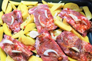 Costita de porc cu cartofi si mazare verde - la cuptor