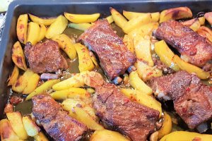 Costita de porc cu cartofi si mazare verde - la cuptor