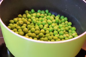 Costita de porc cu cartofi si mazare verde - la cuptor