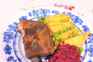 Costita de porc cu cartofi si mazare verde - la cuptor