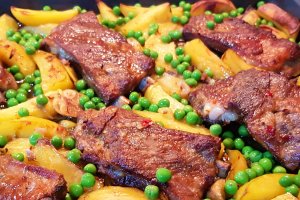 Costita de porc cu cartofi si mazare verde - la cuptor