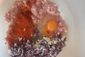 Chiftelute marinate in sos de rosii