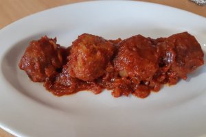 Chiftelute marinate in sos de rosii