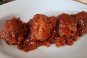 Chiftelute marinate in sos de rosii