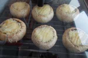 Ciuperci umplute cu branzeturi, la gratar