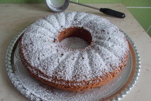 Desert guguluf cu albusuri si fructe confiate