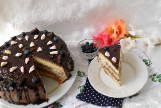 Desert tort cu crema de afine si ciocolata