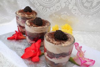 Desert Tiramisu cu visine la pahar