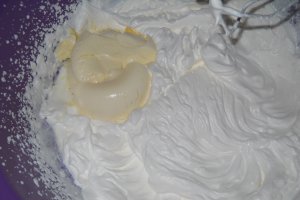 Desert tort cu crema de sampanie si crema de lamaie