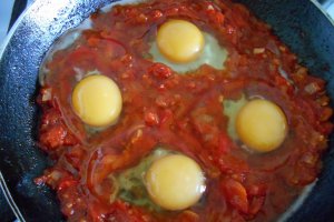 Aperitiv Shakshouka (Ochiuri in sos condimentat de rosii)