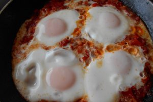 Aperitiv Shakshouka (Ochiuri in sos condimentat de rosii)