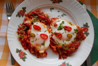 Aperitiv Shakshouka (Ochiuri in sos condimentat de rosii)