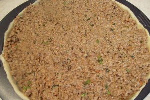 Tarta cu carne tocata, mozzarella si legume