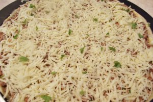 Tarta cu carne tocata, mozzarella si legume