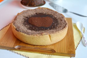 Desert Tarta cu caramel sarat, ciocolata si alune de padure