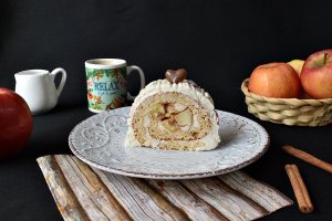 Desert Rulada cu crema cu lapte de cocos si mere caramelizate