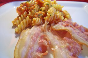 Fusilli cu bacon si piept de pui