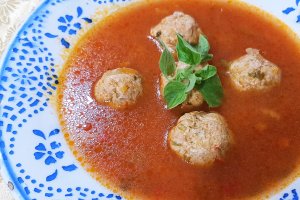 Ciorba cu perisoare de curcan, rosii si oregano