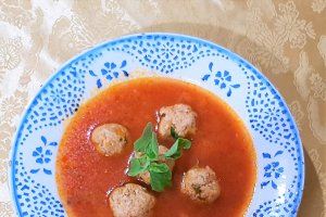Ciorba cu perisoare de curcan, rosii si oregano