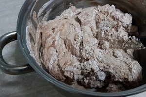 Desert tort cu crema de ciocolata si crema de zmeura