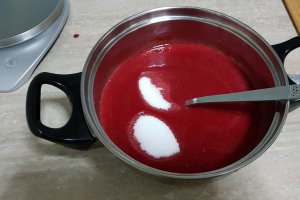 Desert tort cu crema de ciocolata si crema de zmeura