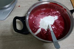 Desert tort cu crema de ciocolata si crema de zmeura