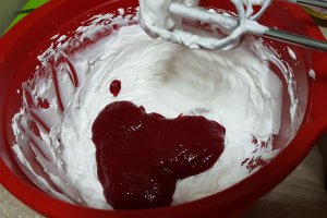 Desert tort cu crema de ciocolata si crema de zmeura