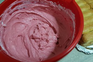 Desert tort cu crema de ciocolata si crema de zmeura