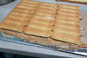 Desert tort cu crema de ciocolata si crema de zmeura