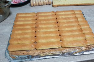Desert tort cu crema de ciocolata si crema de zmeura