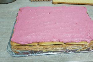 Desert tort cu crema de ciocolata si crema de zmeura