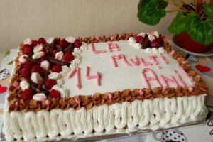 Desert tort cu crema de ciocolata si crema de zmeura