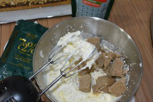 Desert prajitura cu crema mascarpone, piure de castane si nuci