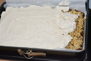 Desert prajitura cu crema mascarpone, piure de castane si nuci