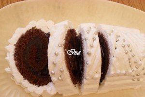 Rulada cu crema de ciocolata si miez de nuca