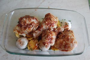Pulpe de pui pe pat de ciuperci si cartofi, la cuptor