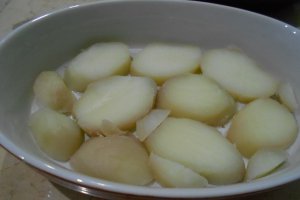 Budinca de cartofi cu afumatura, la cuptor
