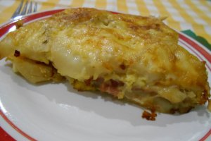 Budinca de cartofi cu afumatura, la cuptor