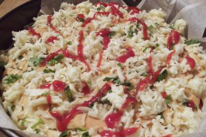 Aperitiv placinta cu carnati si mozzarella