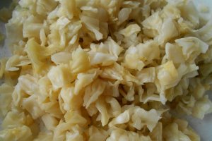 Ciorba de cartofi, cu varza murata si carnati afumati de porc
