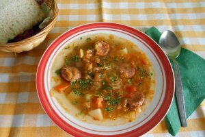 Ciorba de cartofi, cu varza murata si carnati afumati de porc