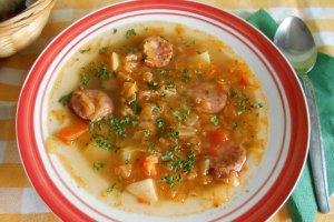 Ciorba de cartofi, cu varza murata si carnati afumati de porc
