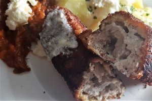 Snitel sarbesc cu Kajmak / Karađorđeva Steak